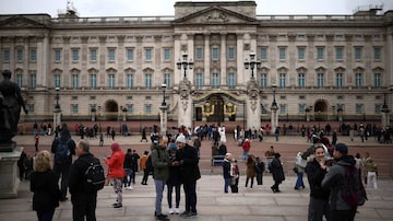 Numero 8.  Reino Unido: Con sus lugares emblemáticos como el Palacio de Buckingham y Stonehenge, el Reino Unido es un tesoro escondido de historia y patrimonio.  Desde explorar las vibrantes calles de Londres hasta explorar los impresionantes paisajes de Escocia, el Reino Unido ofrece una amplia gama de experiencias para los turistas.
