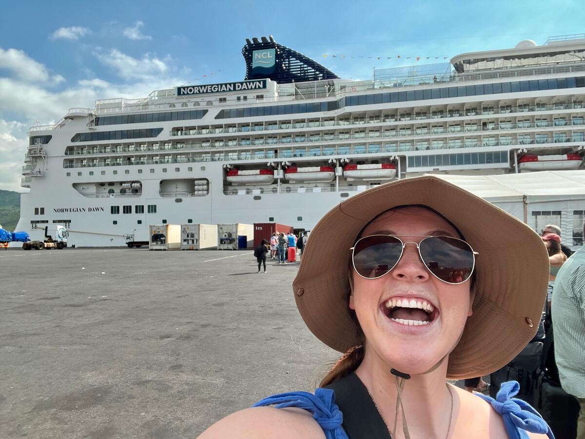 Allie Hubers es una experta en viajes que garantiza los viajes en cruceros.