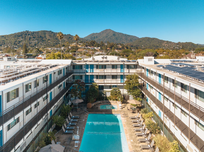 Vista aérea del Marin Suites Hotel en Corte Madera, California. Vista aérea del Hotel Marin Suites en Corte Madera, California.