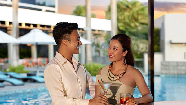Los huéspedes de GHA DISCOVERY disfrutan de una bebida en Veranda Pool Bar & Grill y Sunset Bar en Moments Hotel Alexandra.