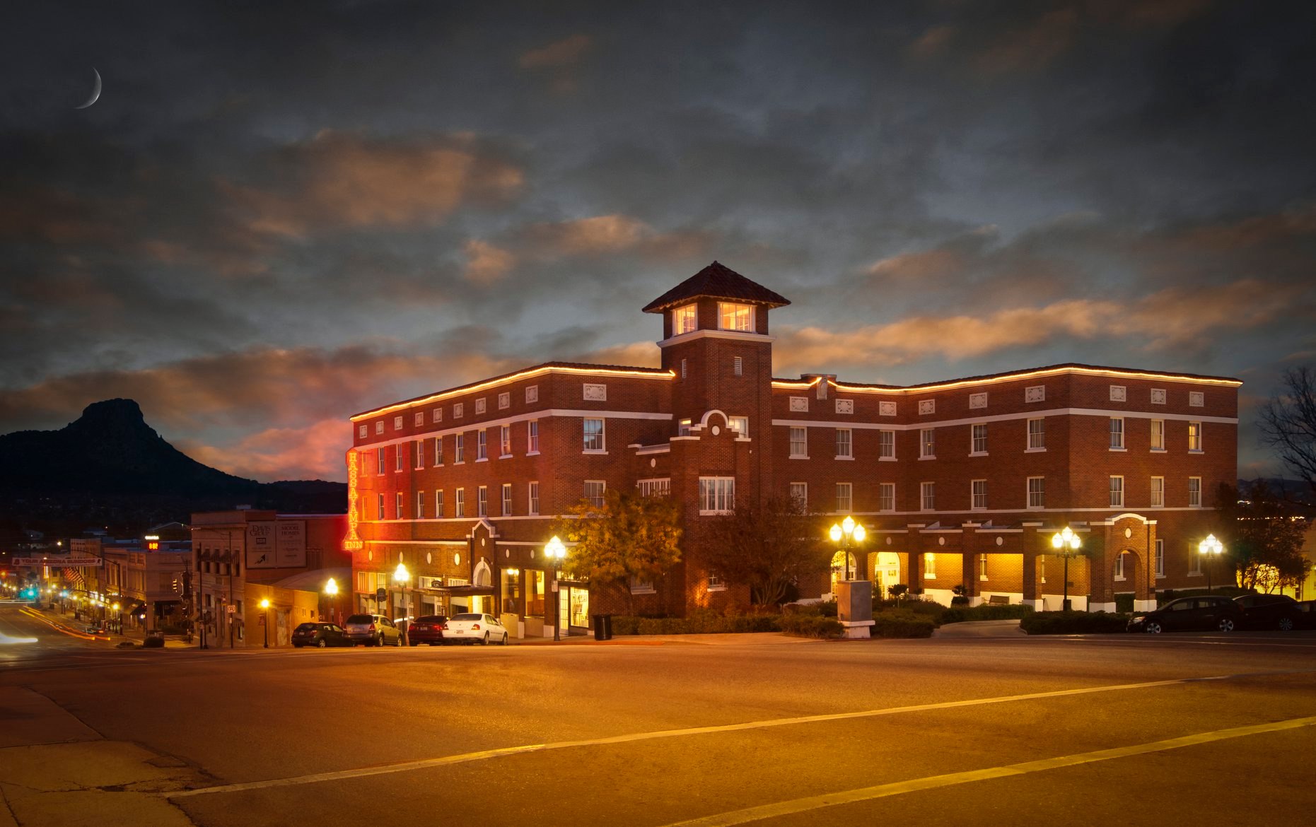 Hasayampa Inn por la noche en Prescott, Arizona. Hoteles Históricos de América, galardonados,