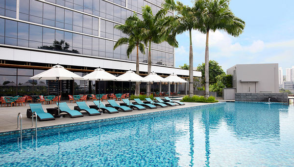 Piscina infinita de 25 metros del Moments Hotel Alexandra