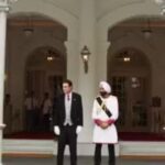 RAFFLES Hotels and Resorts presenta una nueva campaña de marca global que celebra su servicio de mayordomo de renombre mundial