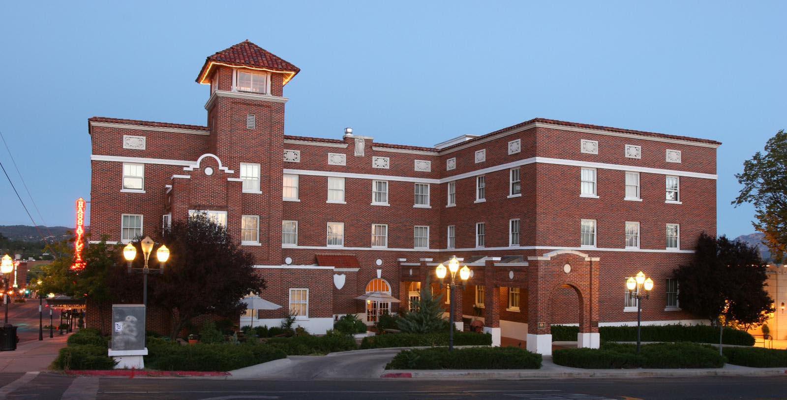 Vista exterior del Hasayampa Inn en Prescott, Arizona.