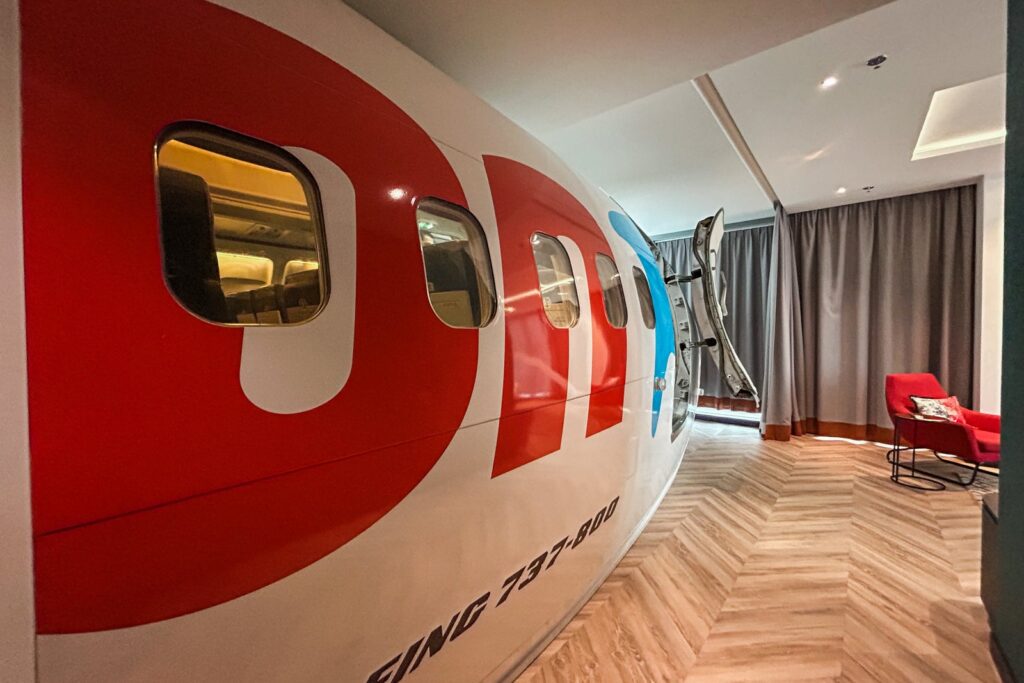 Fanáticos de la aviación: ahora pueden reservar una noche privada en una suite 737 con puntos Marriott.