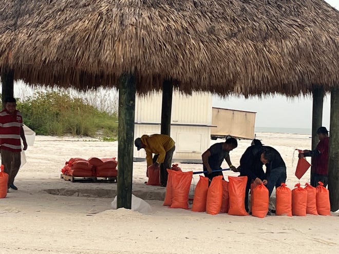 El JW Marriott en Marco Island de Florida utilizó arena en su playa el lunes, o sacos de arena, para proteger la propiedad del huracán Milton. El JW Marriott se encuentra en el Golfo de México y cuenta con varios restaurantes frente a la playa. Marco Island estaba bajo evacuación voluntaria.