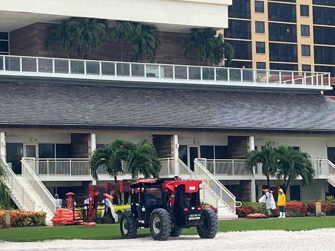 El JW Marriott en Marco Island de Florida utilizó arena en su playa el lunes, o sacos de arena, para proteger la propiedad del huracán Milton. El JW Marriott se encuentra en el Golfo de México y cuenta con varios restaurantes frente a la playa. Marco Island estaba bajo evacuación voluntaria.