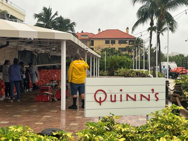El JW Marriott en Marco Island de Florida utilizó arena en su playa el lunes, o sacos de arena, para proteger la propiedad del huracán Milton. El JW Marriott se encuentra en el Golfo de México y cuenta con varios restaurantes frente a la playa. Marco Island estaba bajo evacuación voluntaria.