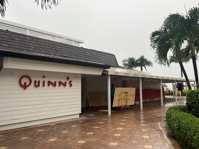 El JW Marriott en Marco Island de Florida utilizó arena en su playa el lunes, o sacos de arena, para proteger la propiedad del huracán Milton. El JW Marriott se encuentra en el Golfo de México y cuenta con varios restaurantes frente a la playa. Marco Island estaba bajo evacuación voluntaria.