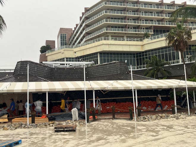 El JW Marriott en Marco Island de Florida utilizó arena en su playa el lunes, o sacos de arena, para proteger la propiedad del huracán Milton. El JW Marriott se encuentra en el Golfo de México y cuenta con varios restaurantes frente a la playa. Marco Island estaba bajo evacuación voluntaria.