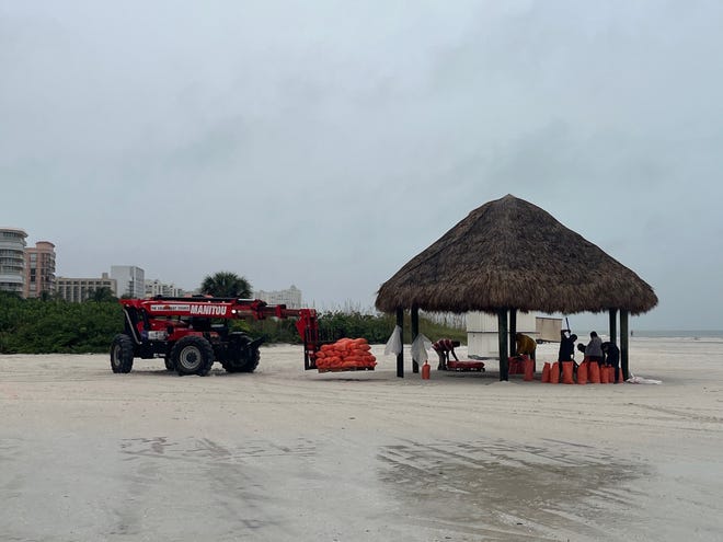 El JW Marriott en Marco Island, Florida, utilizó arena en su playa el lunes, o sacos de arena, para proteger la propiedad del huracán Milton. El JW Marriott se encuentra en el Golfo de México y cuenta con varios restaurantes frente a la playa. Marco Island estaba bajo evacuación voluntaria.