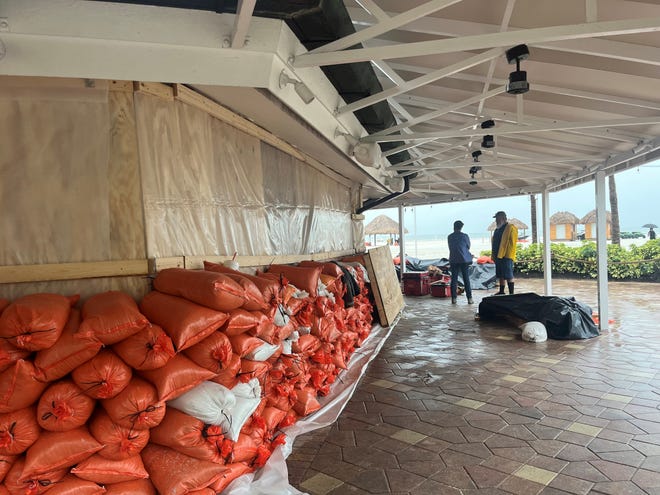 El JW Marriott en Marco Island de Florida utilizó arena en su playa el lunes, o sacos de arena, para proteger la propiedad del huracán Milton. El JW Marriott se encuentra en el Golfo de México y cuenta con varios restaurantes frente a la playa. Marco Island estaba bajo evacuación voluntaria.
