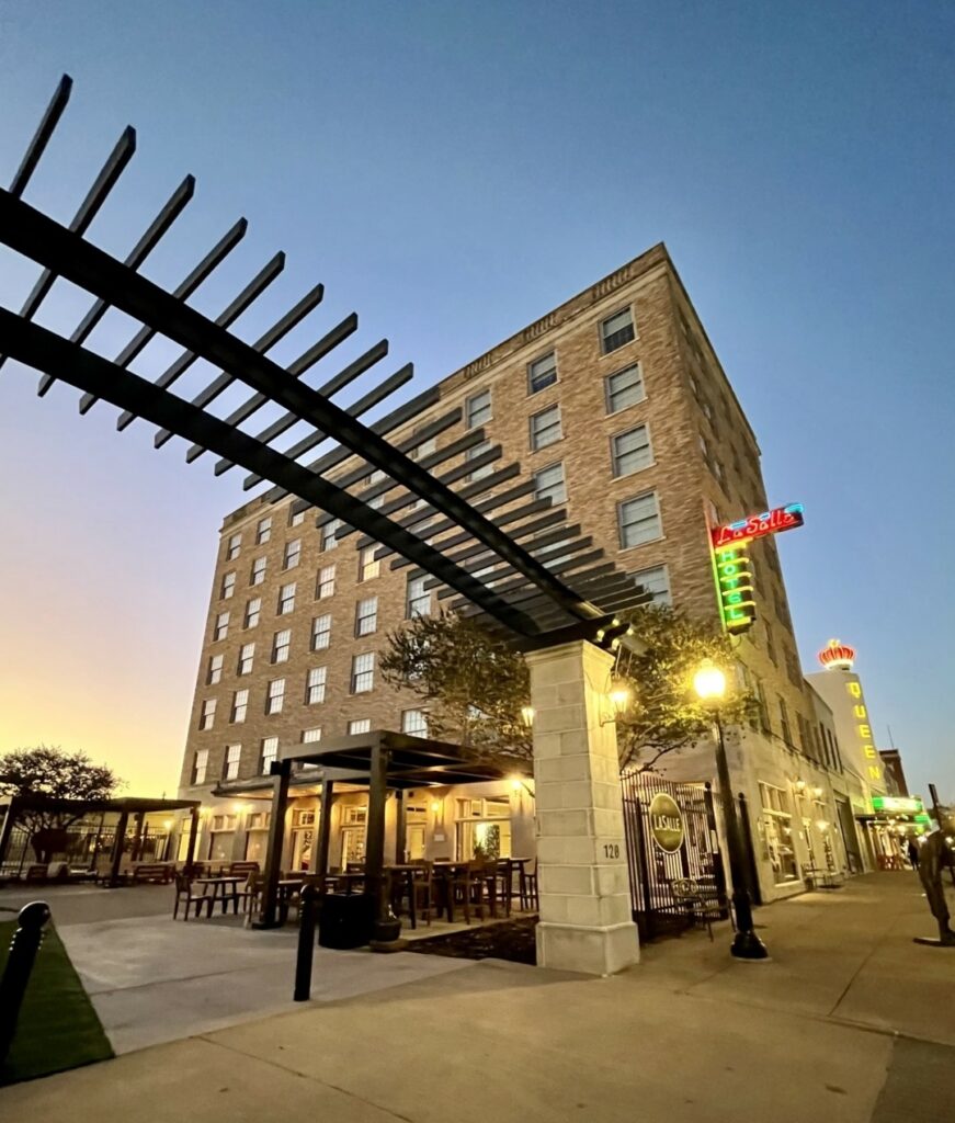 ¿Ahora estás dando propina al momento del check-in? Los hoteles Marriott están promoviendo una cultura de dar propinas en la recepción.