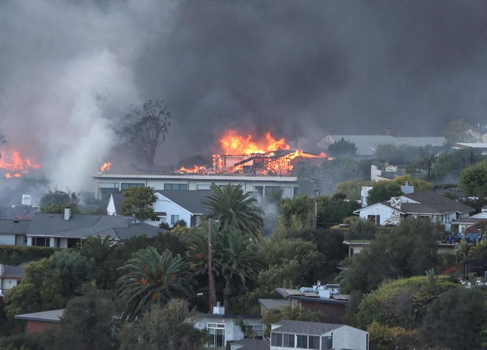 Incendios en Pacific Palisades que consumen las casas y vecindarios de los residentes.