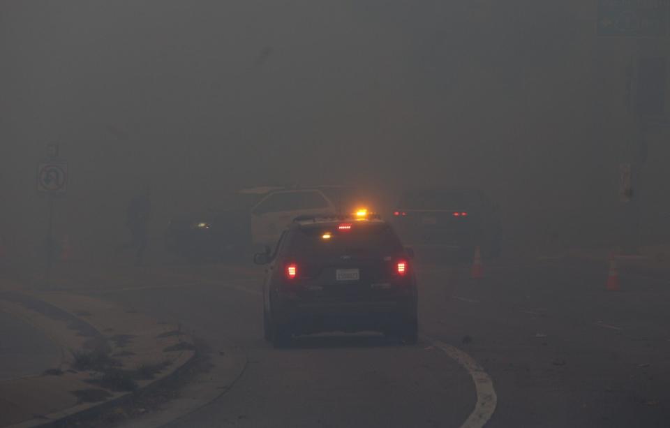 Mientras conduce por Pacific Palisades, un coche de policía se incendia y consume las casas y los vecindarios de los residentes.