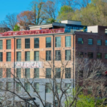 El hotel River Arts District de Asheville reabre después de las inundaciones de Elaine