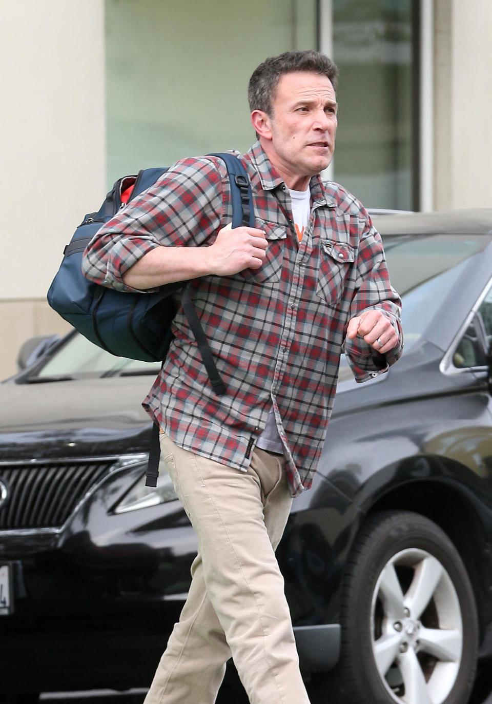Se ve a Ben Affleck llegando a un partido de baloncesto de Samuels.