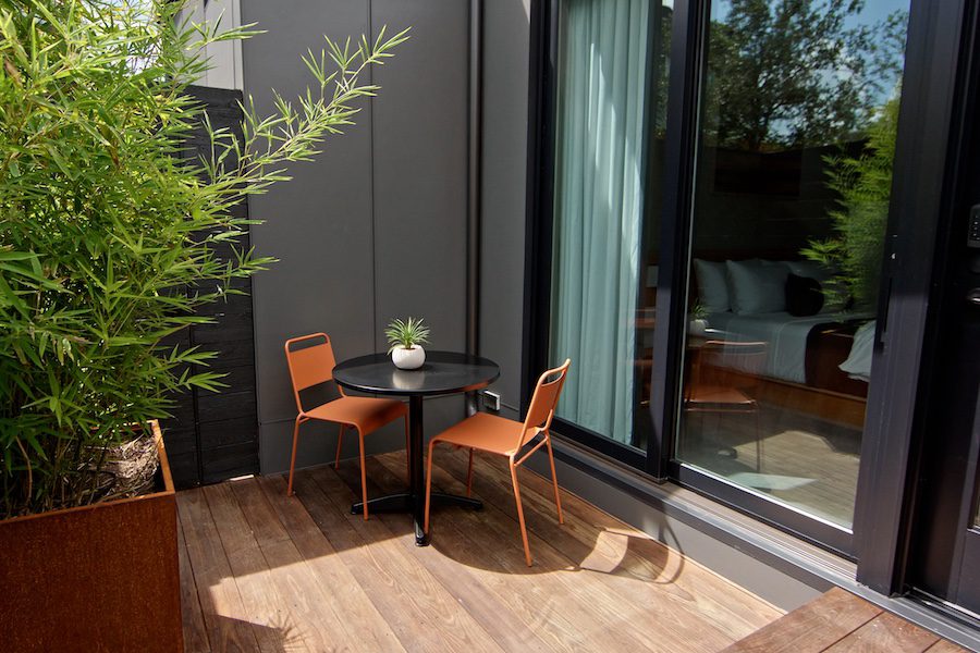 Frame Hotel Soco Austin Habitación Terraza Exterior Patio Patio Trasero Sillas Naranjas