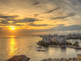 Vista del amanecer del barrio de agua y centauros en San Juan, Puerto Rico