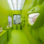 Una ventana emergente de Louis Vuitton NYC celebra la colección Murakami con ecos de los hoteles cápsula de Tokio