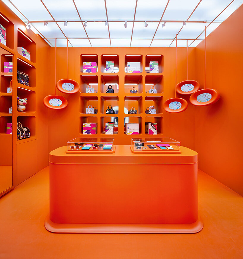 Una ventana emergente de Louis Vuitton NYC celebra la colección Murakami con ecos de los hoteles cápsula de Tokio