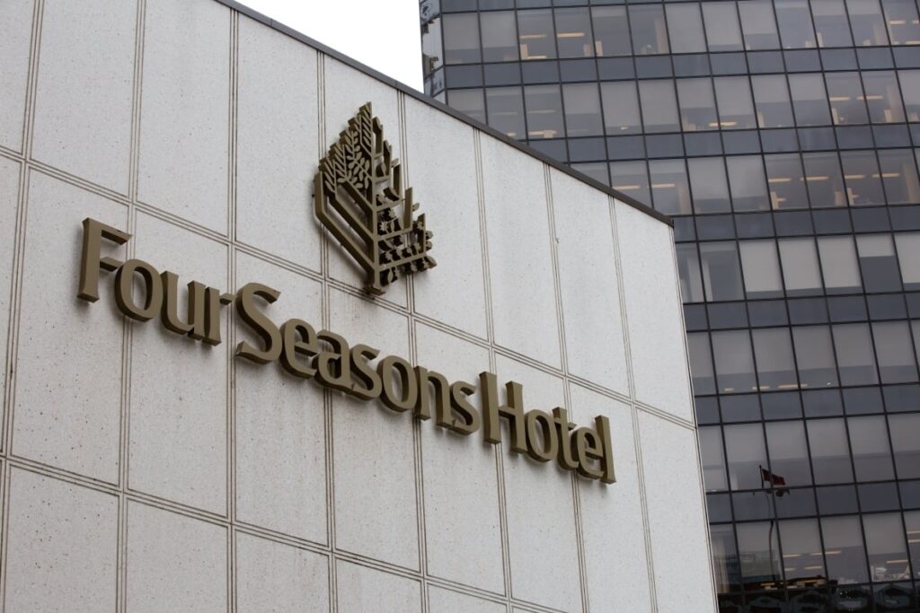 La antigua torre del hotel Four Seasons en el centro de Vancouver será demolida.