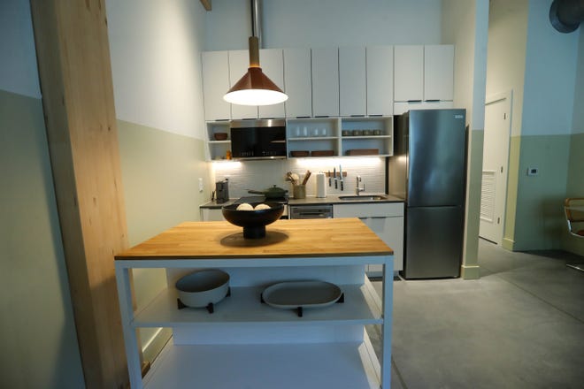 Espacio de cocina dentro de la sala de estudio en Ann Swanna.