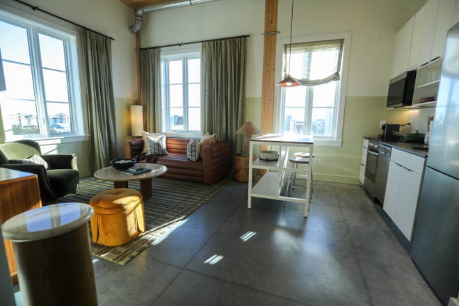 Espacio residencial y cocina dentro de un apartamento de 1 habitación en Ann Swanna.