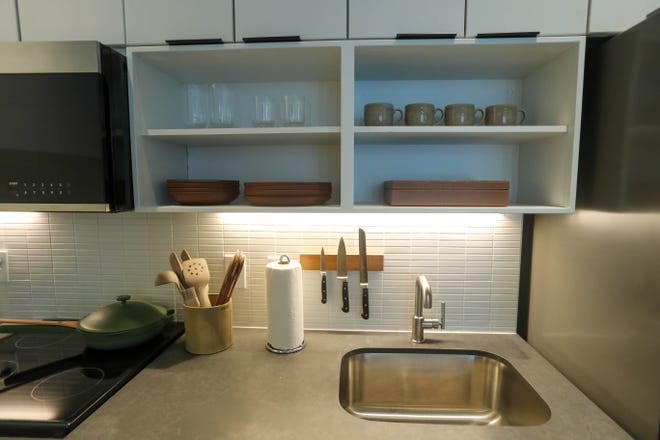 La cocina incluye todos los artículos que requerirán un huésped, incluidos un cuchillo y utensilios de cocina.