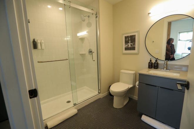 Baño y ducha completa dentro de un apartamento de 1 dormitorio en Ann Swanna.
