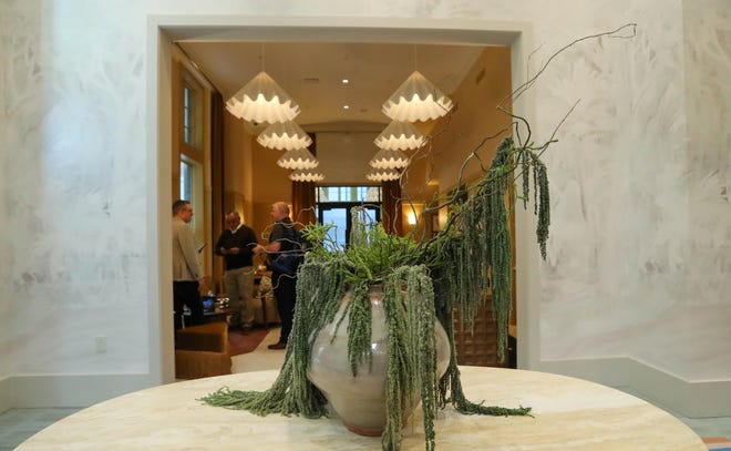 Una exhibición decorativa ofrece sentimientos de musgo español en la entrada de Ann Swanna.