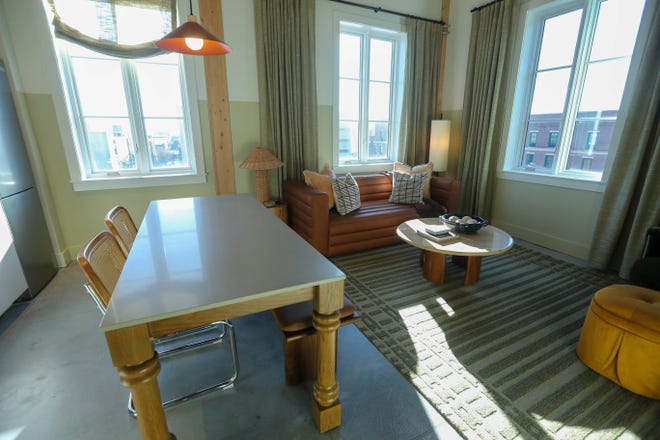 El apartamento de 2 dormitorios incluye la mesa de comedor de estilo de forma en Ann Swanna.