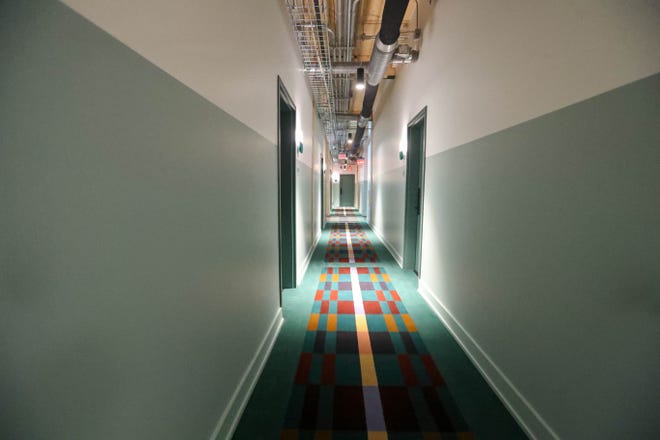 El pasillo del sexto piso en Ann Swanna. Los colores y las muestras se vieron muy afectados por la imagen de la casa del horno Thomas.