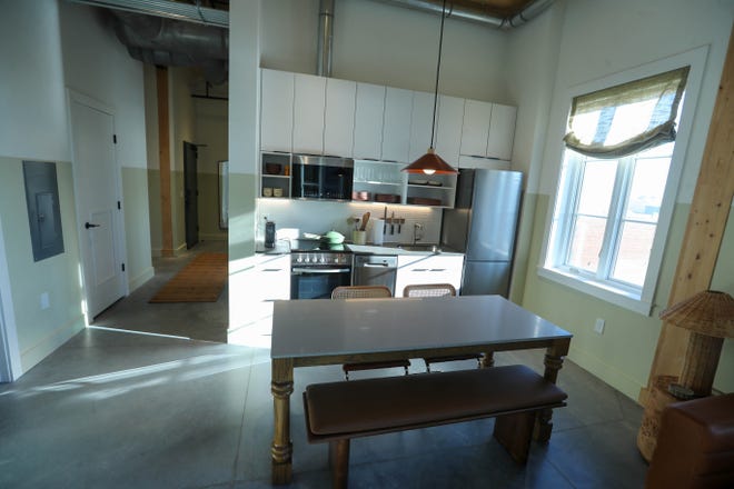 Cocina y comedor dentro de un apartamento de 2 dormitorios en Ann Swanna.