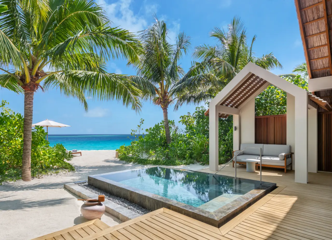 JW Marriyat Kafu Atul Island Resort, Villa de piscina por lotes en las Maldivas, que incluye acceso directo a piscinas privadas, tumbonas y una playa de arena blanca.