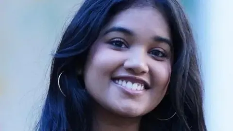 Defensa Civil Dominicana Sudskasha Konki parece sonriente en una imagen de folleto 