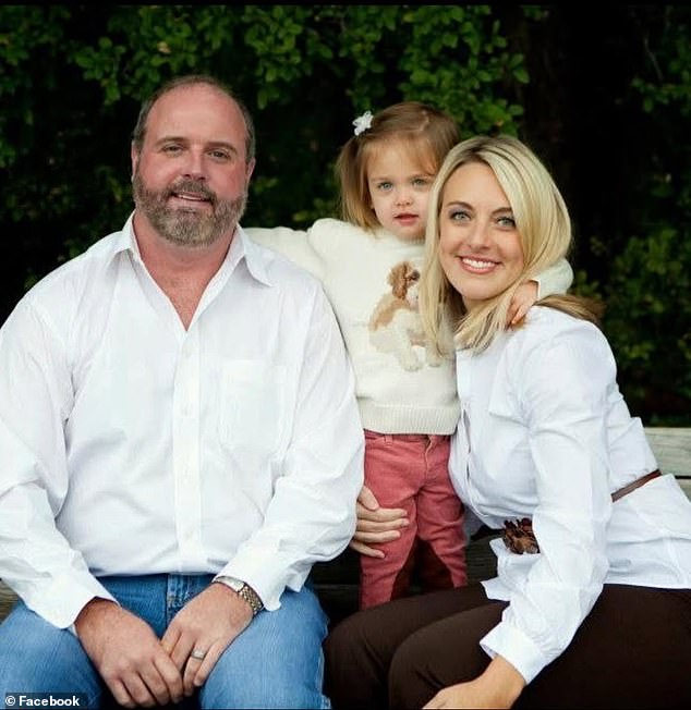 Rendiendo homenaje, Courtney publicó una foto de la familia en su página de Facebook y habló sobre cómo fue asesinado.