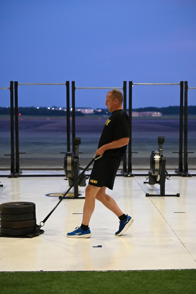 El asesor senior inscrito John Rans, Jefe, Oficina de la Guardia Nacional, el 29 de julio de 2025, organiza los espíritus de prueba de fitness del ejército, Drag, Carrie Event en el sitio de entrenamiento voluntario en Samarna de Tennessee. Las lluvias completaron la prueba, así como la prueba ...
