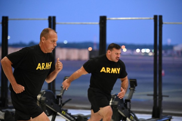 El asesor senior inscrito John Rains, Jefe, Sea de la Oficina de la Guardia Nacional, el 29 de julio de 2025, participó en la prueba de acondicionamiento físico del Ejército en un sitio de entrenamiento voluntario en Tennessee, Tennessee. Las lluvias completaron la prueba junto con los participantes de Tennessee ...