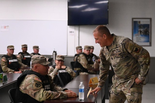 El asesor senior inscrito John Rains, Jefe, Sea de la Oficina de la Guardia Nacional, los soldados del curso básico de la Policía Militar de la Guardia Nacional de Tennessee visitaron el sitio de capacitación voluntaria en Tennessee el 29 de julio de 2025.