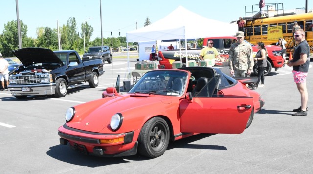 El programa de defensa de Fort Drum Family alberga la seguridad de la exhibición de autos de Namadar
