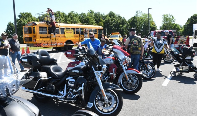 El programa de defensa de Fort Drum Family alberga la seguridad de la exhibición de autos de Namadar