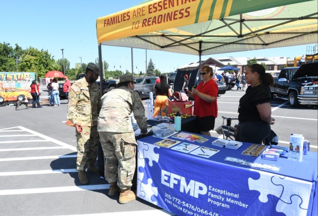 El programa de defensa de Fort Drum Family alberga la seguridad de la exhibición de autos de Namadar