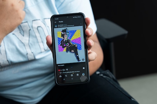 Youth Works Co -Lenny Flores, quien es un joven en crecimiento en Western High School, demuestra su arte digital con arte el 4 de agosto de 2025.
