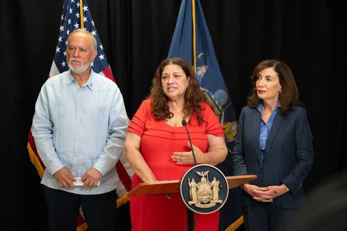 Gobierno Kathy Hachul, Canciller Koni Felix Wei el martes. Matos Rodrig, y subsecretaria de Educación, Maria Fernández, hablan en una conferencia de prensa en Lagardia Community College el martes.