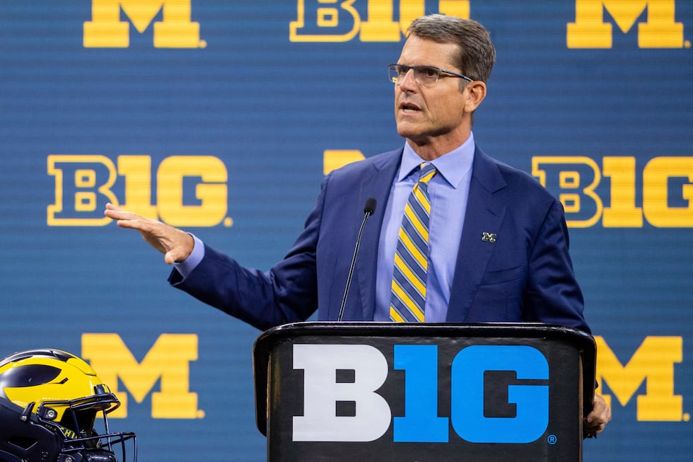Archivo - El entrenador en jefe de Michigan, Jim Harbhu, habló durante la conferencia de prensa de fútbol americano universitario de la NCAA ...