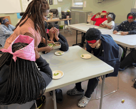 El grupo de adolescentes que están probando el sabor plegado ciego
