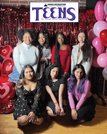 Mujeres jóvenes frente al banner que dicen 'adolescentes de parques ceniceros y recreación'