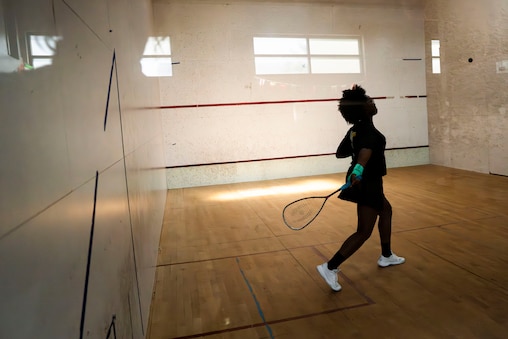 Un joven estudiante en el programa de desarrollo juvenil juega squash en Squash Voice el 4 de agosto de 2025.