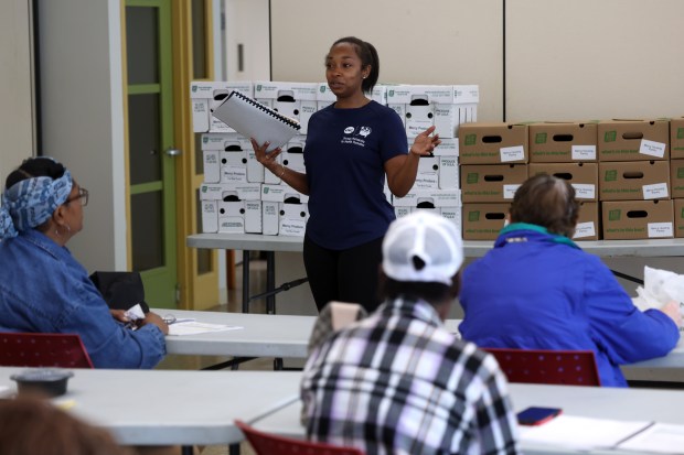 Christine Davis, una nutricionista, habla con los residentes del desarrollo de viviendas de Marsi Commons el 12 de agosto de 2025 sobre la alimentación saludable. (Tyranne Antonio James/Chicago Tribune)